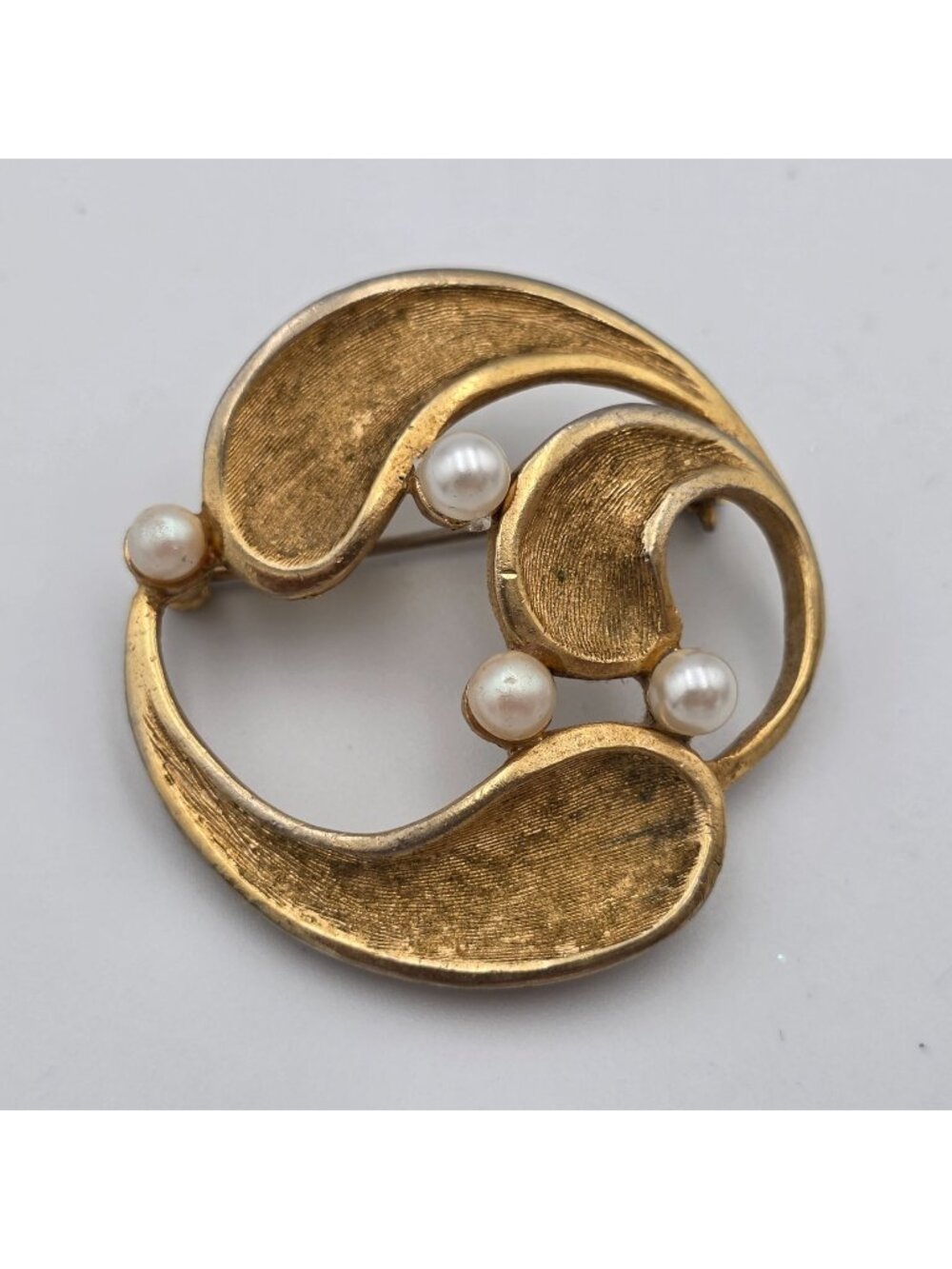Vintage Gold Tone Brooch Pin With Faux Pearls Circular Design 1-3/4"